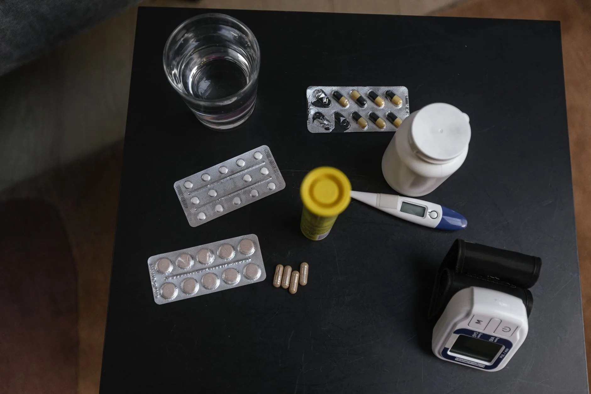 Frascos de medicamentos recetados y pastillas sobre una mesa
