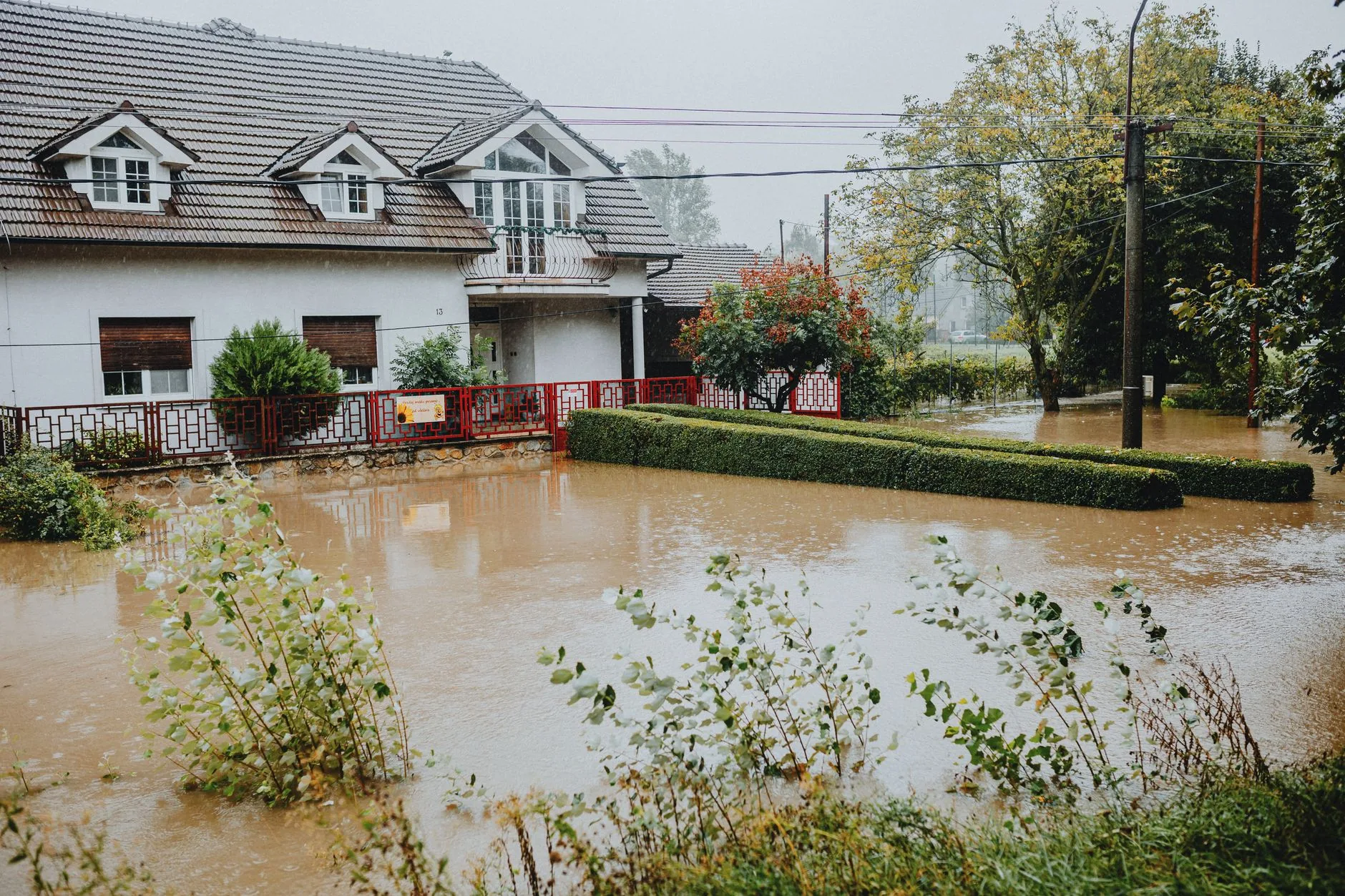 Una calle residencial inundada con agua rodeando las casas despu&eacute;s de una tormenta