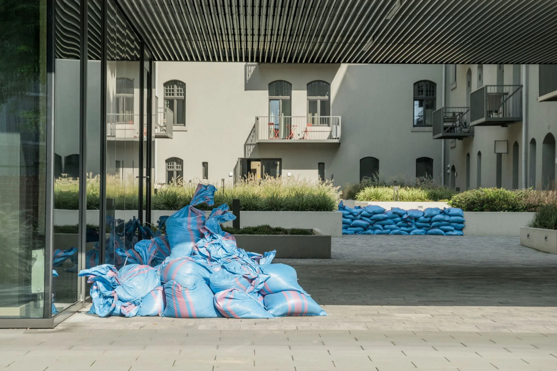 Sacos de arena apilados en la puerta de una casa para contener el agua de la inundaci&oacute;n