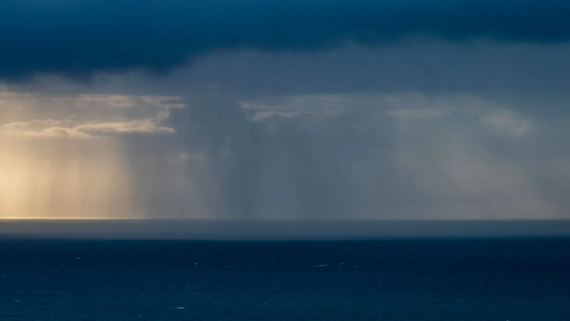 Nubes oscuras de tormenta y lluvia intensa avanzando sobre un vecindario costero
