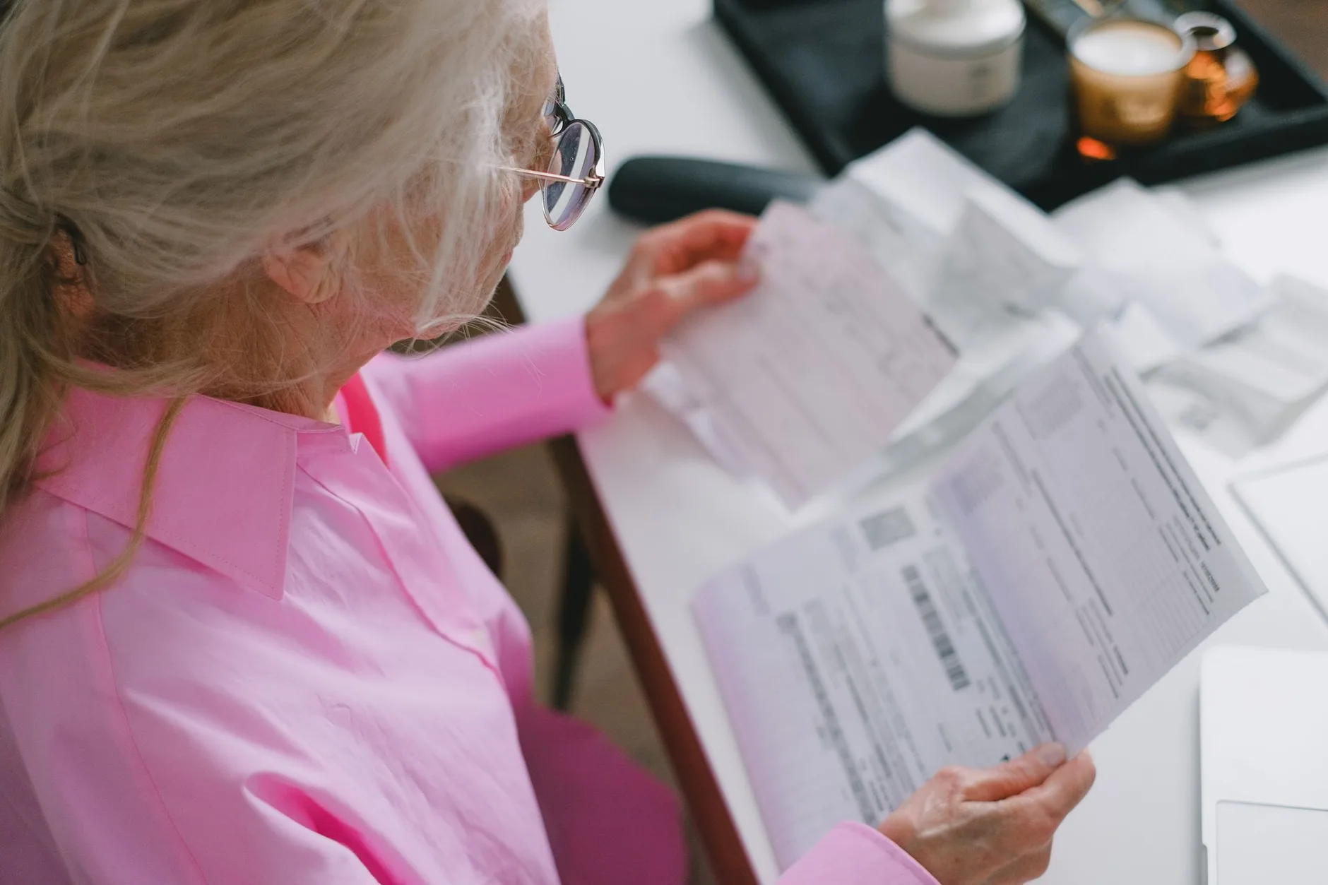 Un miembro de un plan Medicare leyendo la carta de aviso anual de cambios de su aseguradora