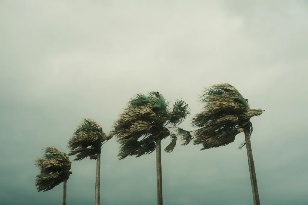 Un sistema de tormenta acerc&aacute;ndose sobre el agua frente a la costa del sur de Florida
