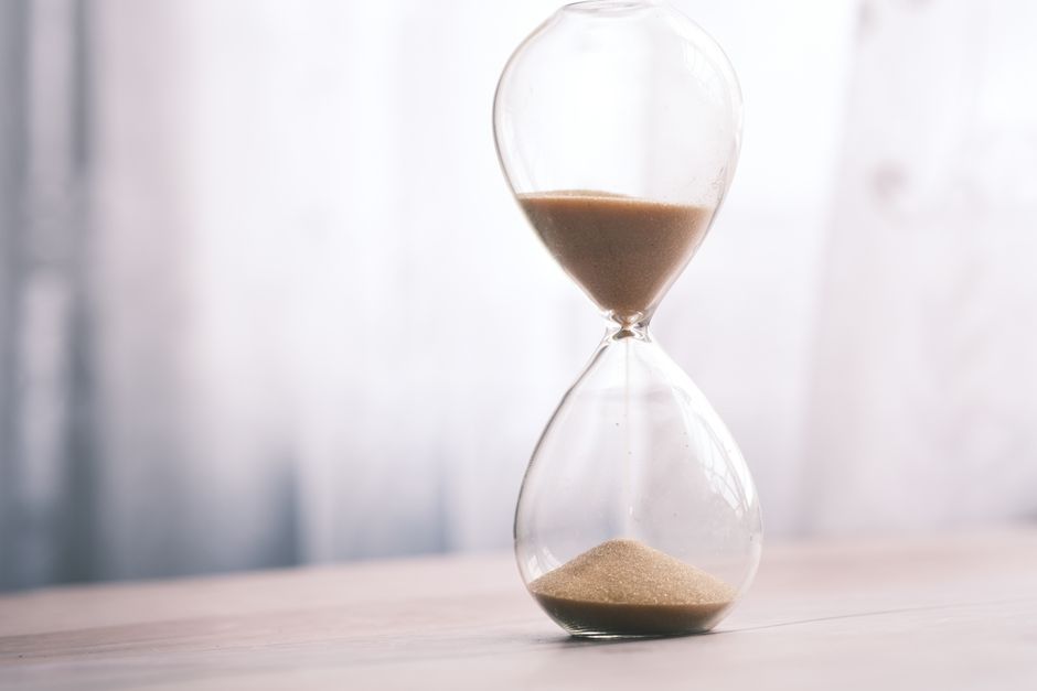 Un reloj de arena agot&aacute;ndose, que representa la fecha l&iacute;mite del 7 de diciembre para cambiar de cobertura de Medicare